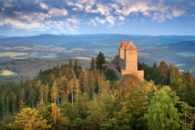 Vaše návštěva Kašperských Hor by nebyla úplná, kdybyste nenavštívili zříceninu gotického hradu Kašperk, 3 km severně od Kašperských Hor.